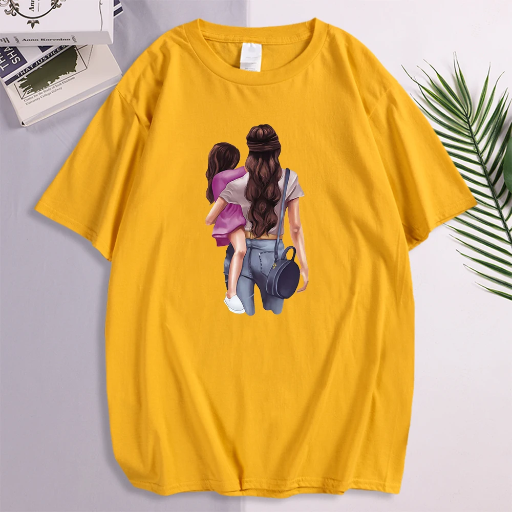Мужская футболка с принтом мама дочерью | одежда