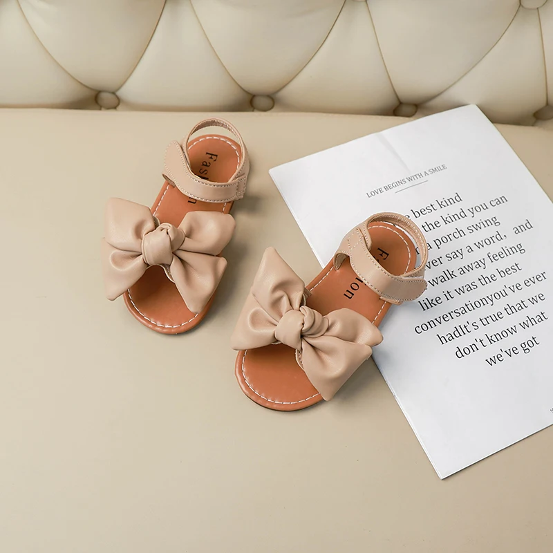 Сандалии для девочек модные классические мягкие с бантом принцесс летние туфли