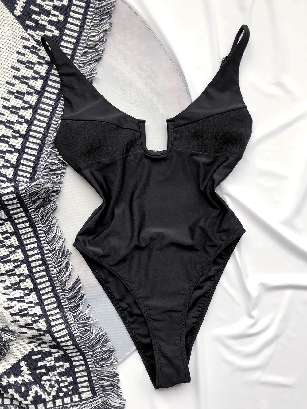 Женский слитный купальник с эффектом пуш-ап и открытой спиной |