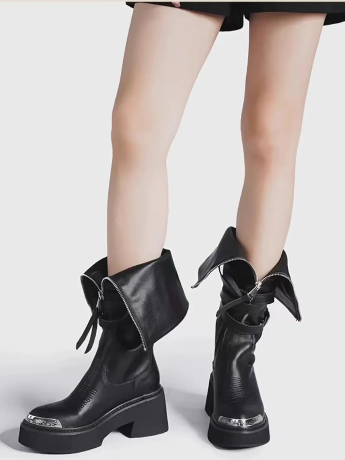 Черные рыцарские сапоги из мягкой кожи на толстой подошве с вышивкой