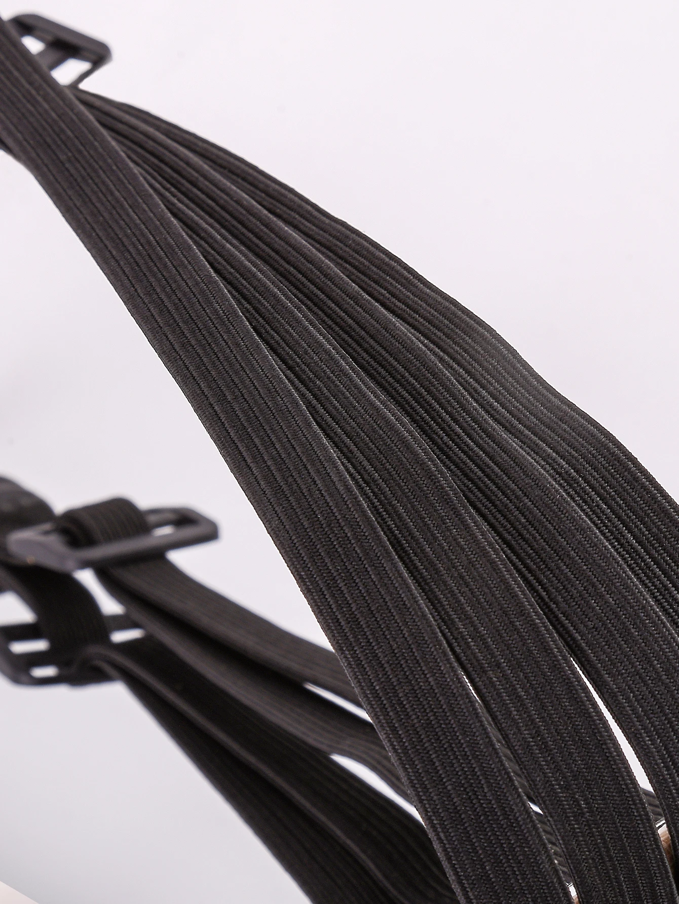 Длинная черная эластичная веревка 60 см. Сочетание из 4 эластичных узлов с