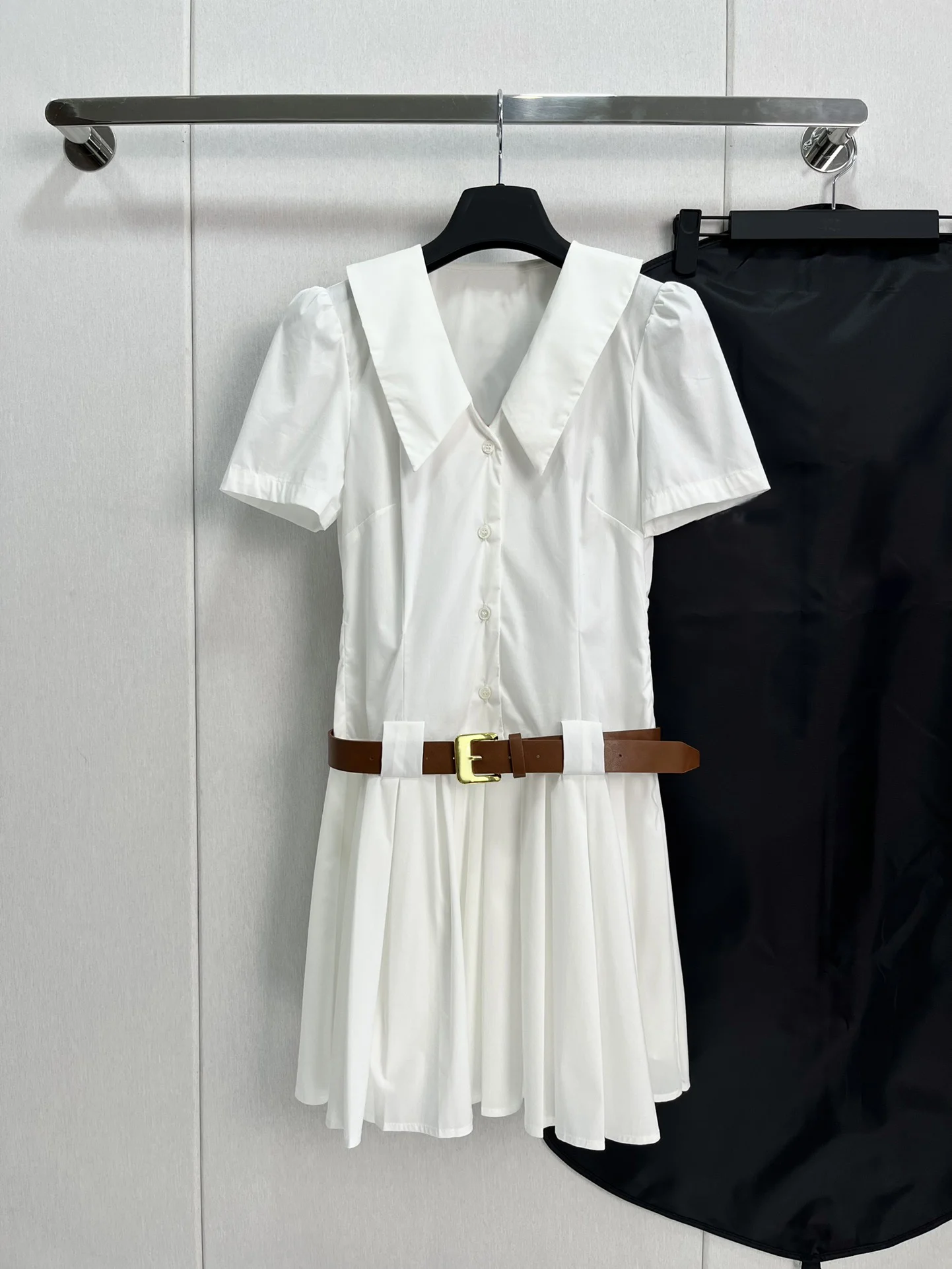 

Spring and summer new small V lapel embroidered letter gold buckle belt decorated short-sleeved dress7.3