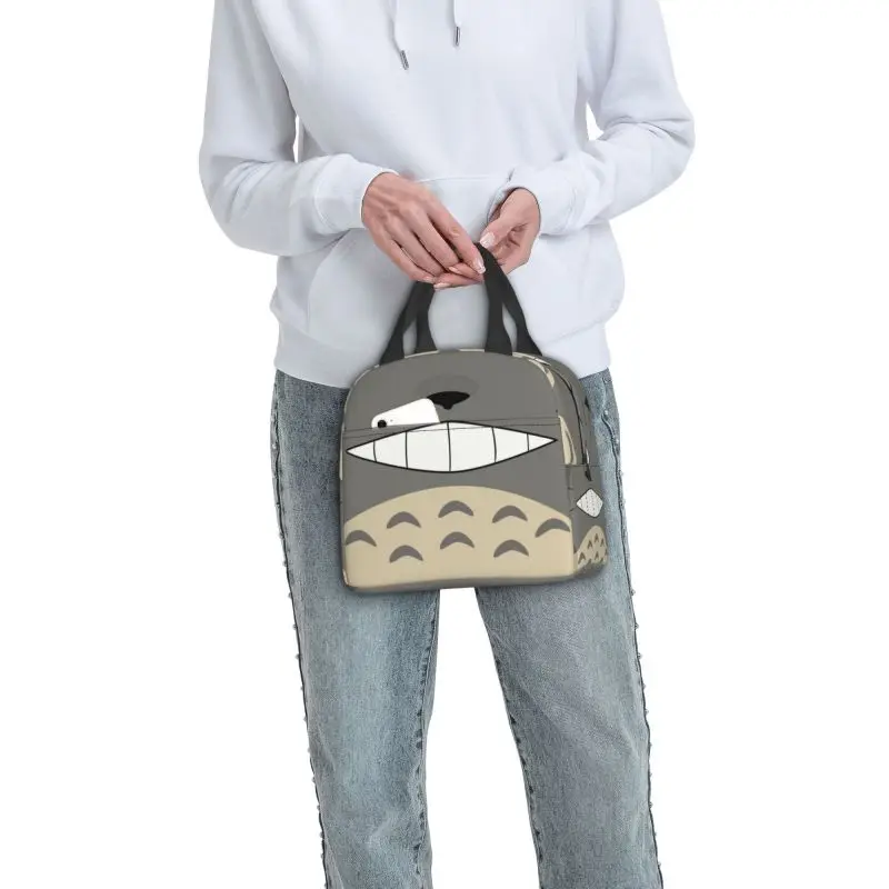 Изолированная сумка для обеда с улыбающимся рисунком в стиле м/ф Мой сосед Тоторо