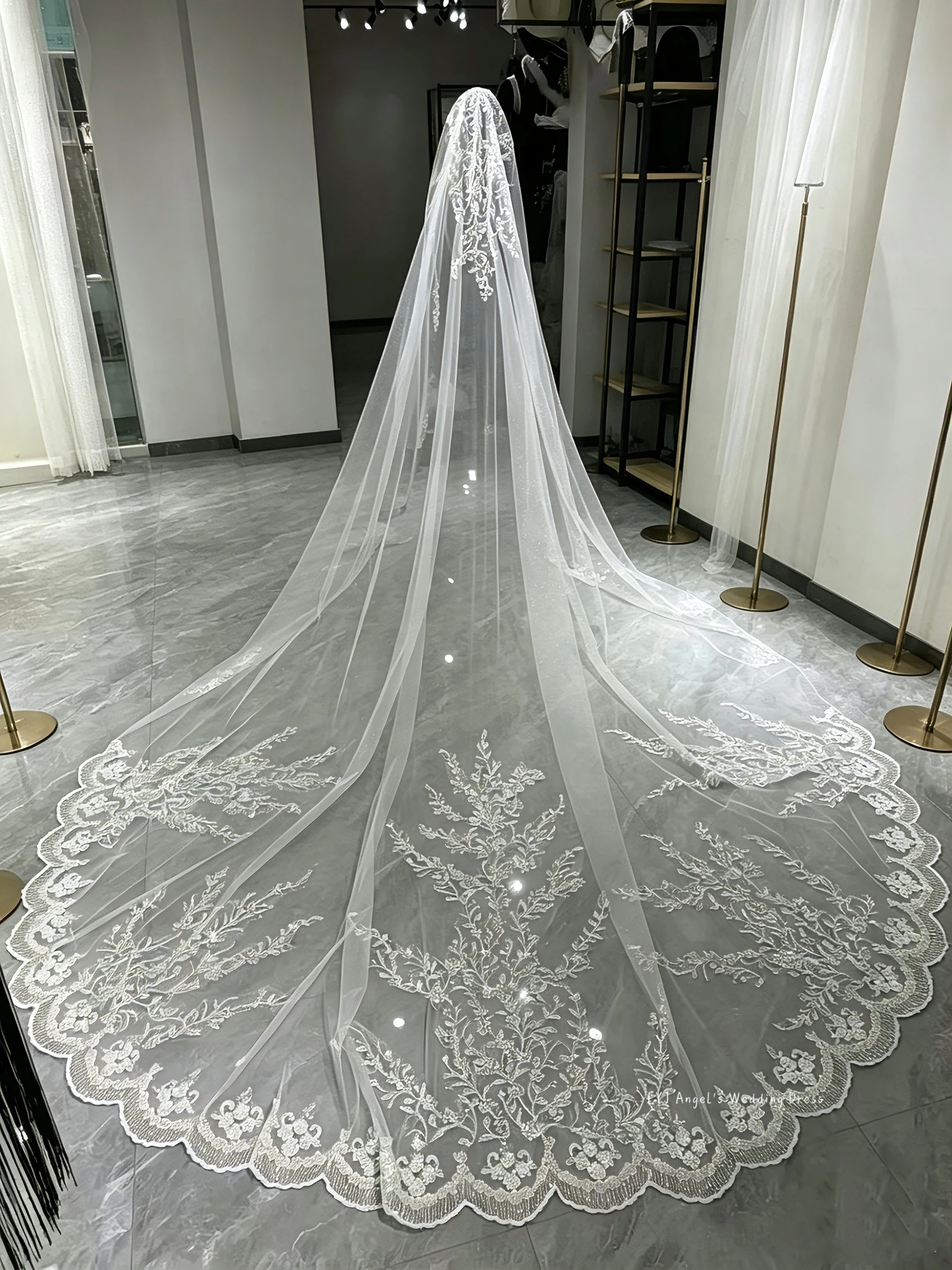 Фото Роскошная однослойная свадебная фата из мягкого тюля с кружевными аппликациями и гребнем для невесты (Velo De Novia) №5