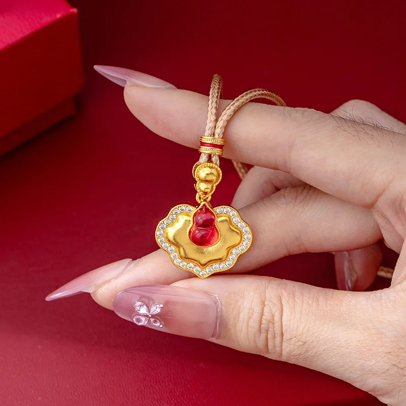 Фото Женская подвеска Red Green Jade-Like Ruyi из 24-каратного золота AU999 — прочная и гладкая подвесная петля, подходит для ожерелья, свободного покроя. №2