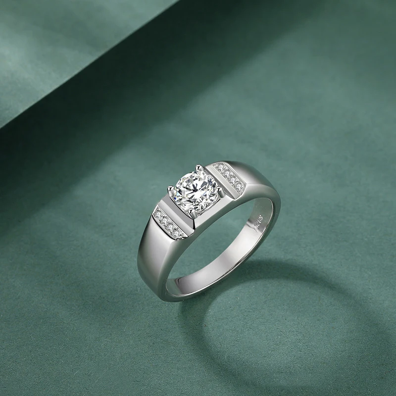 Мужское кольцо из серебра 925 пробы с платиновым муассанитом |