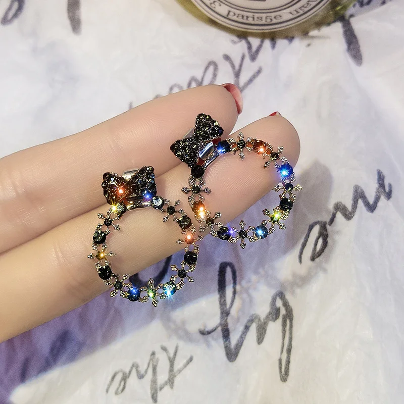 

Creative Personality Black Colored Zircon Bow Round Earrings Give Women Korean Fashion Earrings Jewelry Pendientes Femeninos