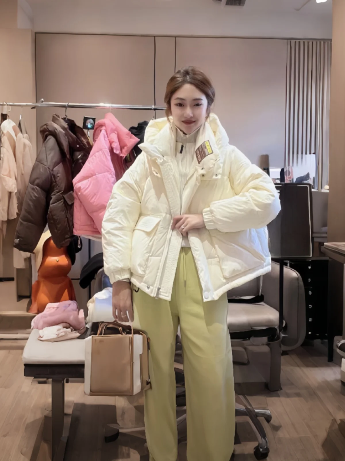 Сетчатое красное пуховое пальто с хлопковой подкладкой. Женская модная