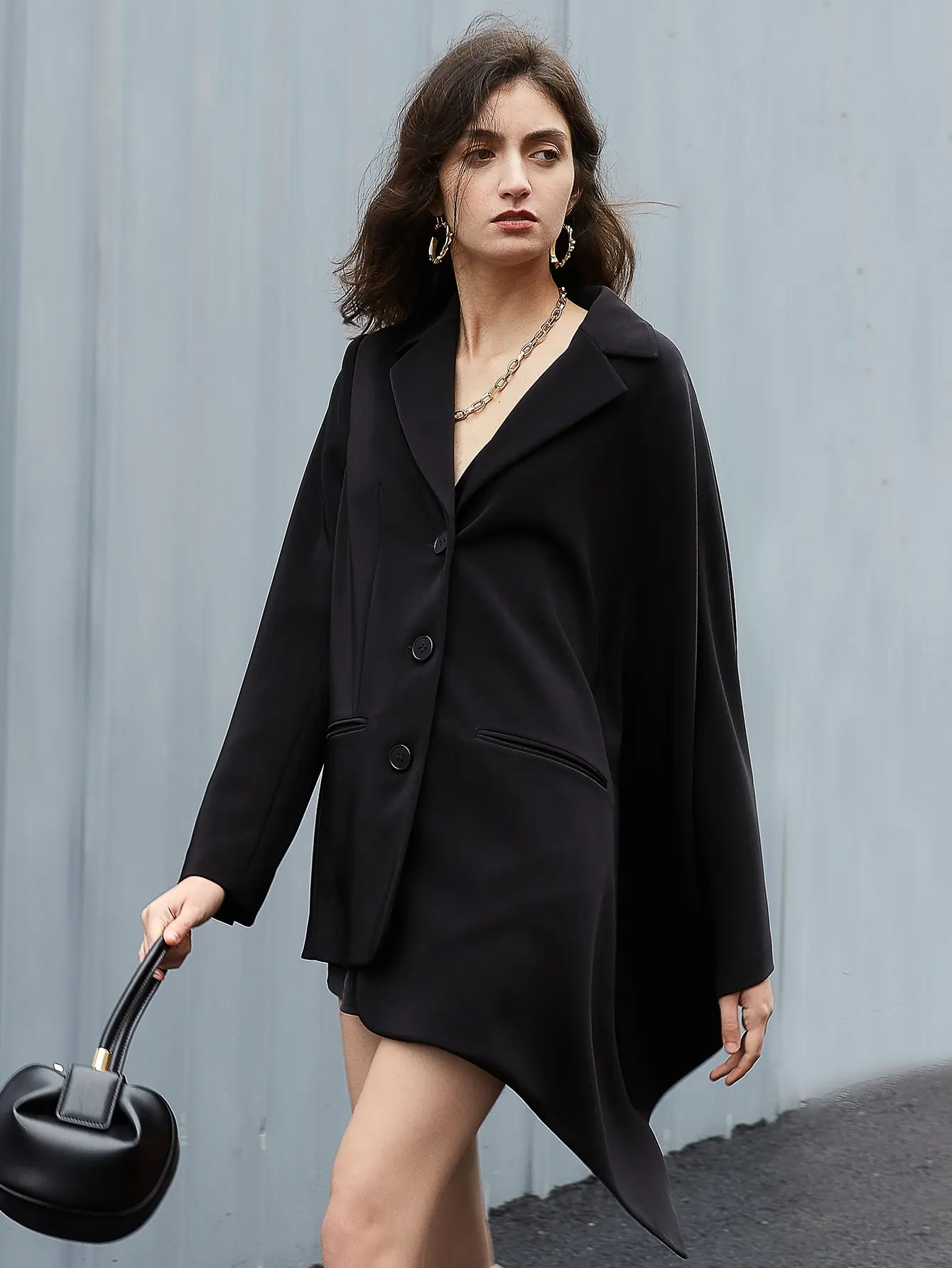 Однобортное однобортное однотонное пальто нестандартной формы AEL Temperament 2024