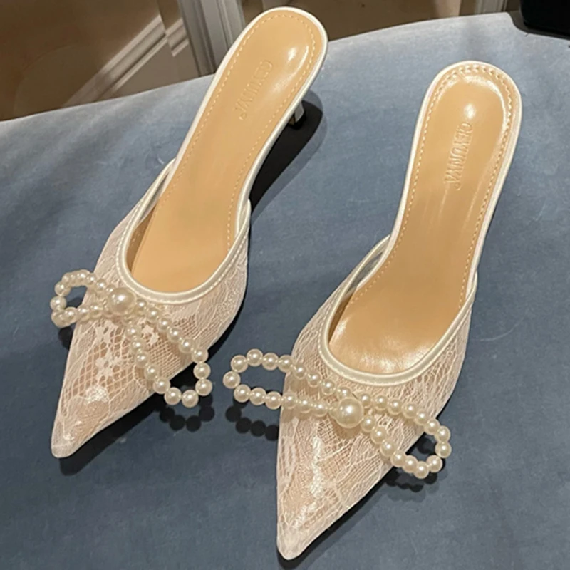 

Женские туфли на низком каблуке 7 см, белые шлепанцы с острым носком, кружевом и жемчугом, обувь для вечевечерние и выпускного, 2022