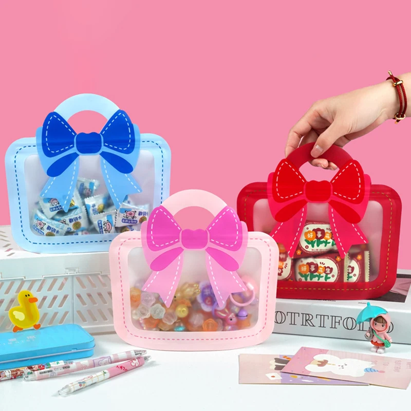 

Розовые, синие и красные подарочные пакеты с бантами