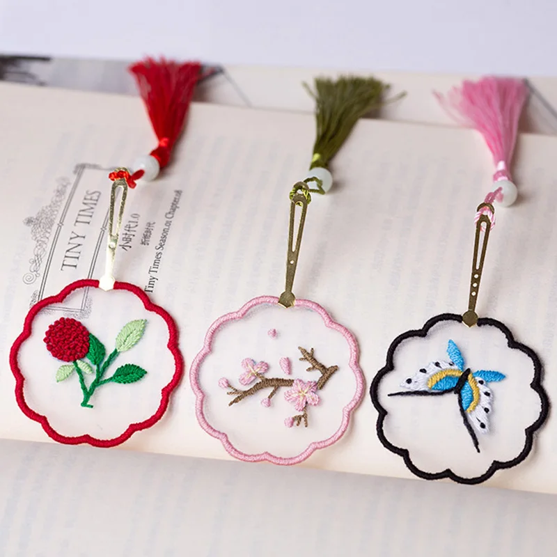 

Chinese Style Embroidery Kit Flower Plant Animal Pattern Embroidery Thread Kit for Beginner Bookmark Material Package