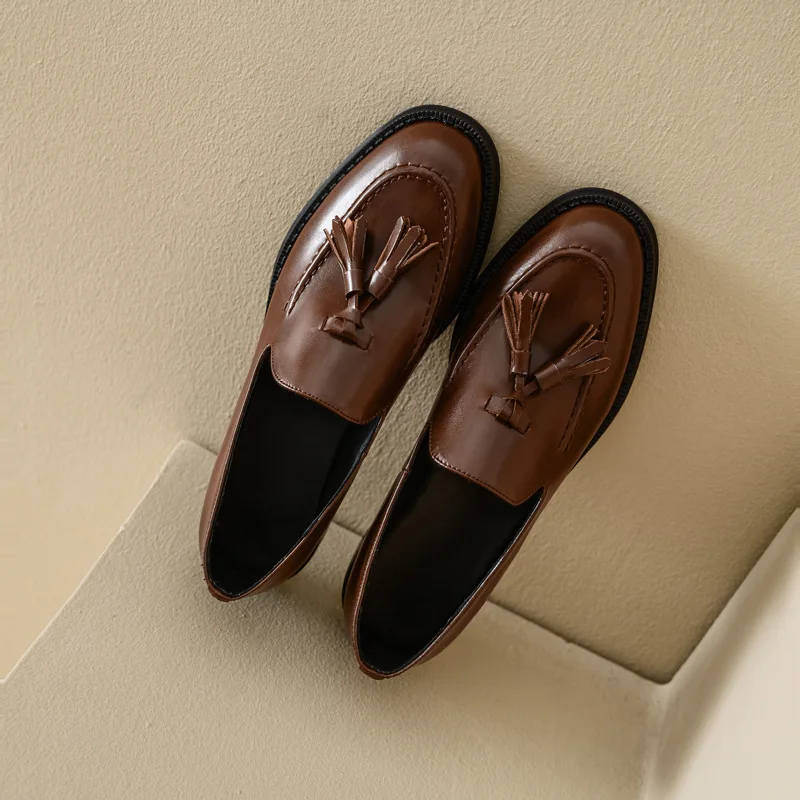 Туфли женские кожаные с круглым носком лоферы бахромой Уличная обувь на толстом