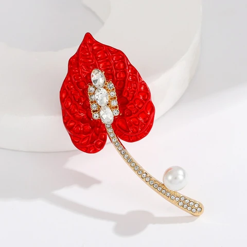 Красные броши с цветами каллы и лилий