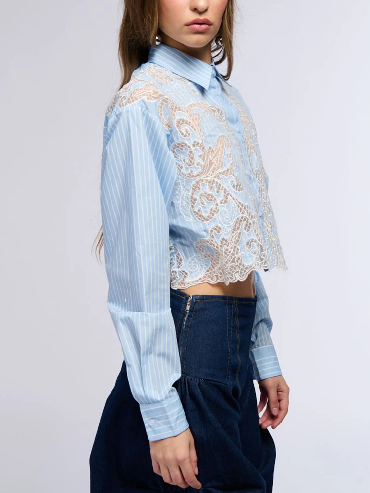 Женская рубашка в полоску TWOTWINSTYLE голубая однобортная блузка составного кроя с