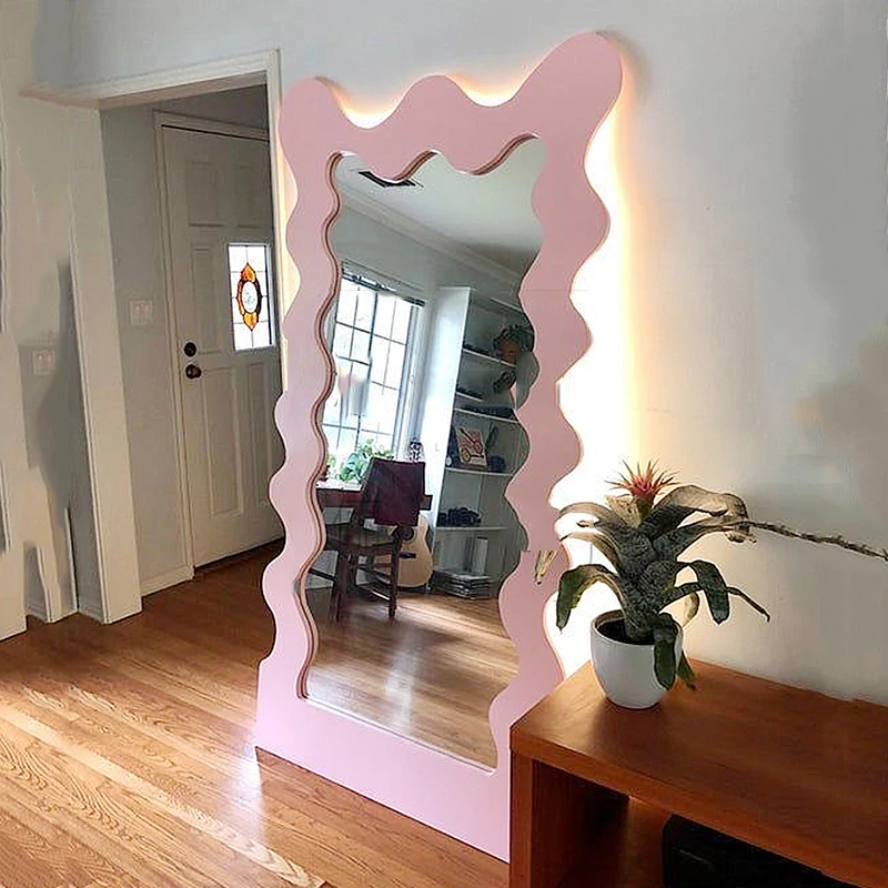 Естетич ное зеркало с розовой волной.