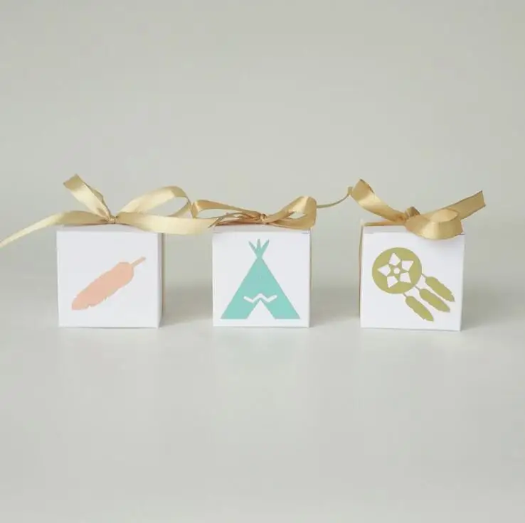 

100 Pcs White Square Wedding Favors Candy Boxes Bomboniera Paper Chocolate Box Party Supplies Gift Box with gold Ribbons
