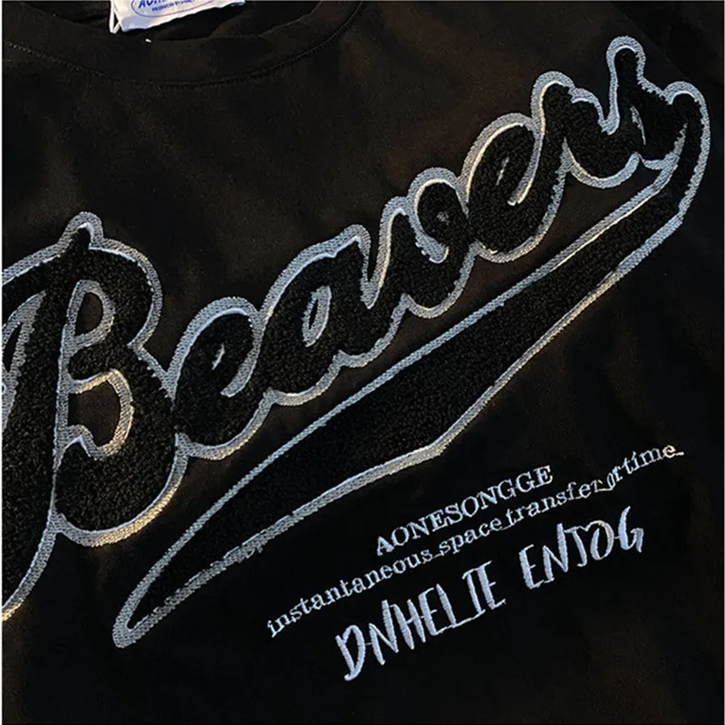 Женская футболка с вышивкой буквами свободная круглым вырезом и коротким