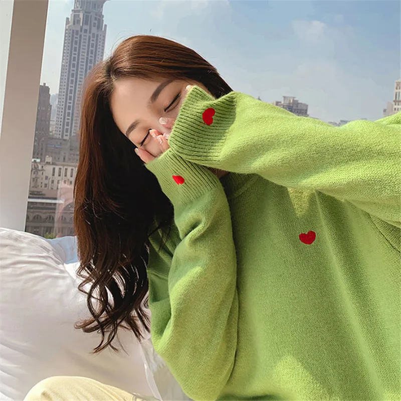 

Женский трикотажный свитер с вышивкой в виде сердечек, с круглым вырезом