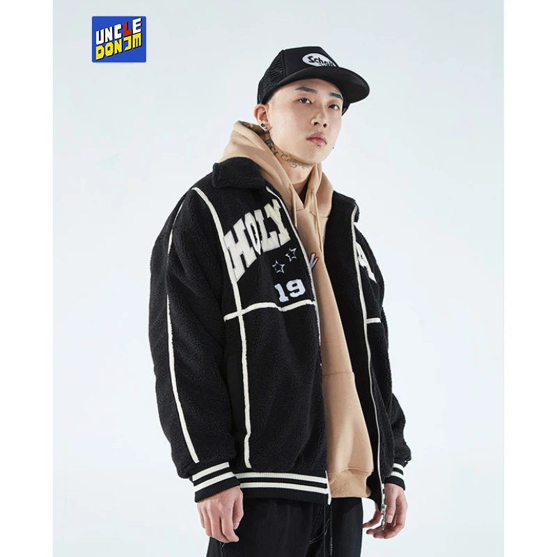 

Уличная одежда UNCLEDONJM в стиле хип-хоп, куртка из овечьей шерсти с вышивкой и надписью, мужское уличное модное пальто, зимняя толстая одежда ов...