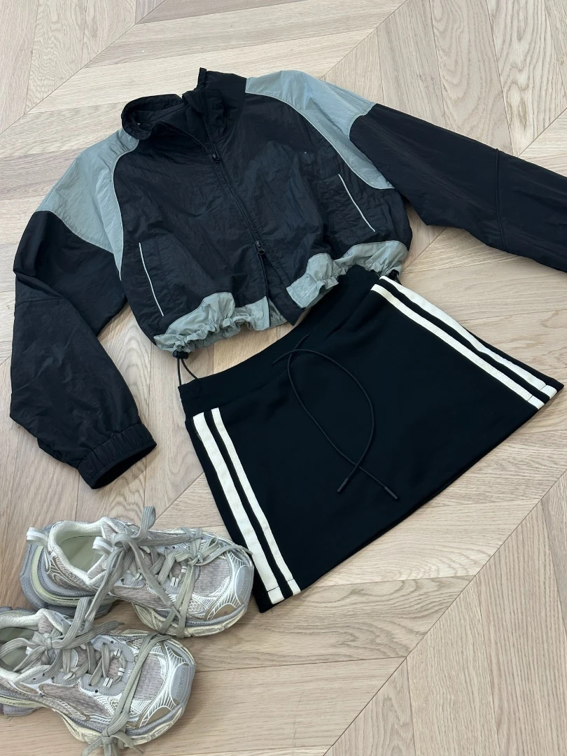 

Fashion classic Trendy Luxury Designer cloth New Side Stripe Hem Logo Sticker Embroidery Design Zipper Pocket Trouser Skirt