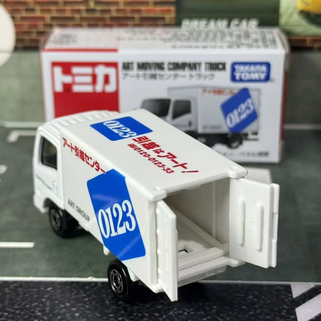 Фото Модель грузовика Tomica Regular Series No.57 Art Moving Center Truck от Takara Tomy, литая под давлением, подарок для детей №1