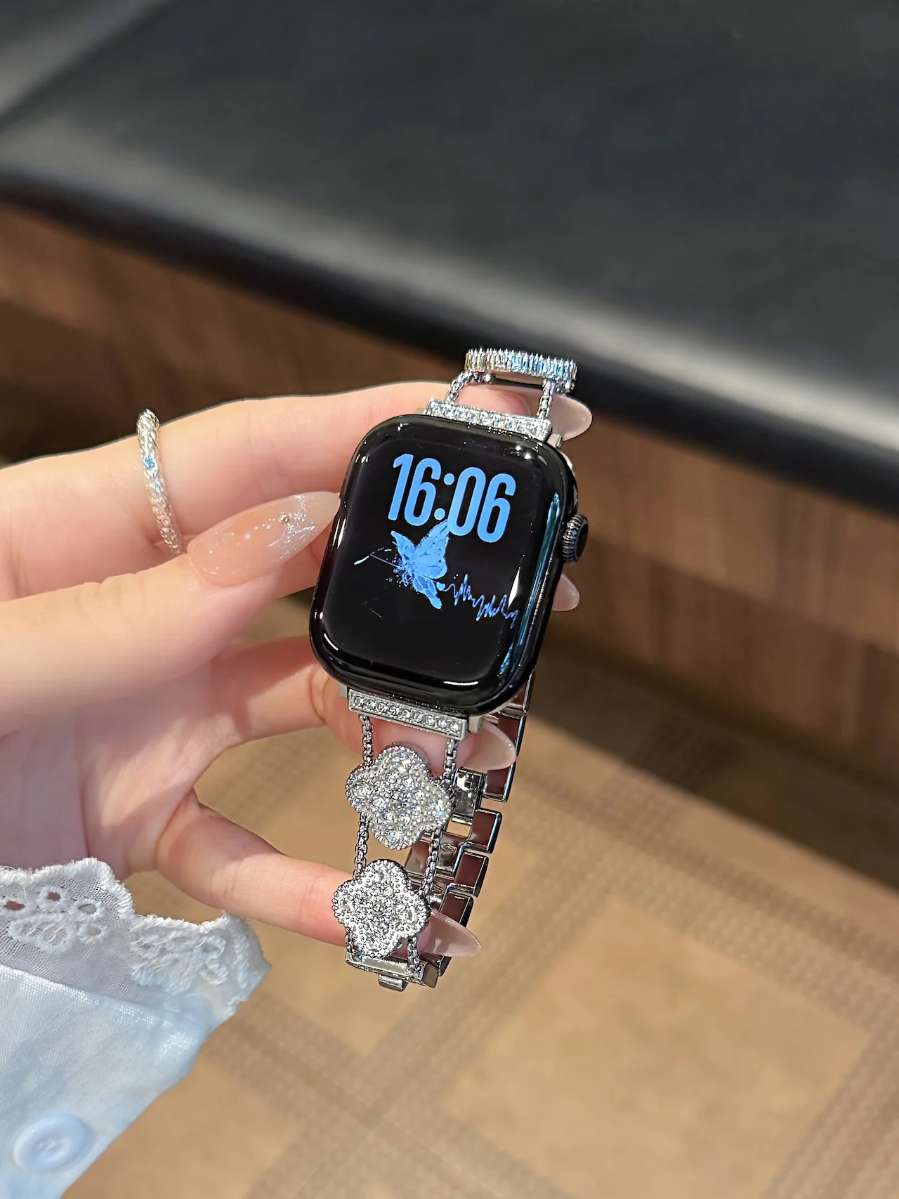 Фото Ремешок с четырехлистным клевером и стразами для Apple Watch 38/40/41/42/44/45/49 мм, стильный и эффектный браслет для iWatch Series №5