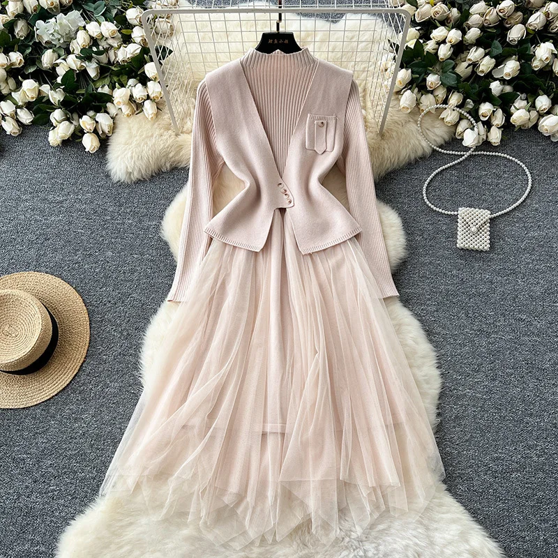 Женское трикотажное платье с длинным рукавом и воротником-стойкой без рукавов