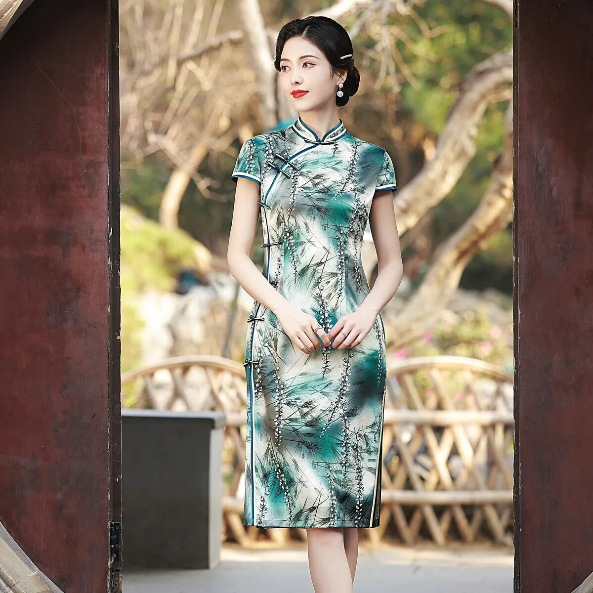 

Элегантный атласный китайский воротник FZSLCYIYI с коротким рукавом с принтом длиной до колен Qipao ручная работа на пуговицах Восемь пряжек Свадебный чонсам