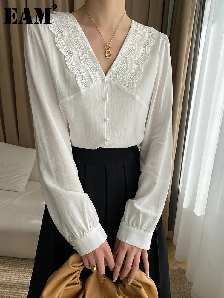 

[EAM] Женская белая кружевная элегантная блуза на пуговицах, новая свободная рубашка с v-образным вырезом и длинным рукавом, модная весенне-осенняя 2023 1DF6723