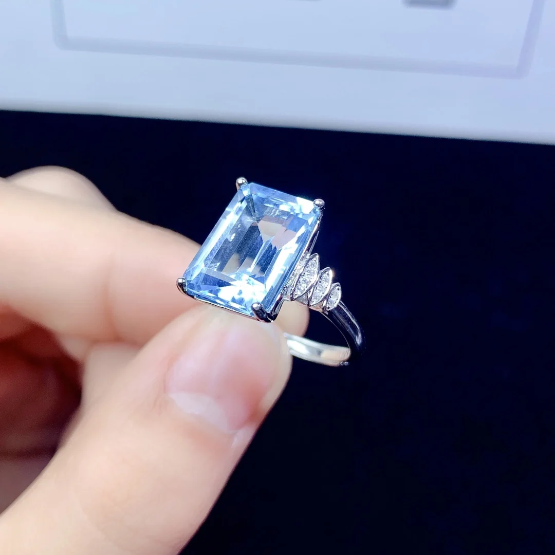 

Женское кольцо из серебра 925 пробы с натуральным топазом