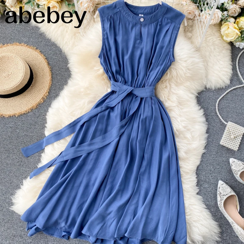 Женское однотонное зеленое платье без рукавов с круглым вырезом и поясом |