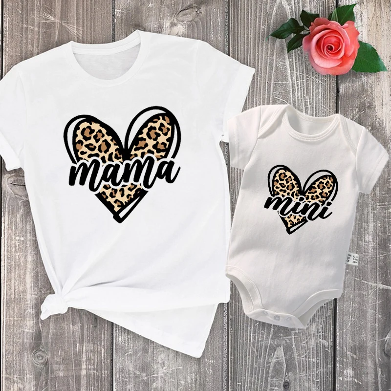 Фото Семейная одежда с леопардовым принтом Mama Mimi, одинаковые комплекты для мамы и дочки, наряд с короткими рукавами, модная футболка для мамы и дочки, топы №1