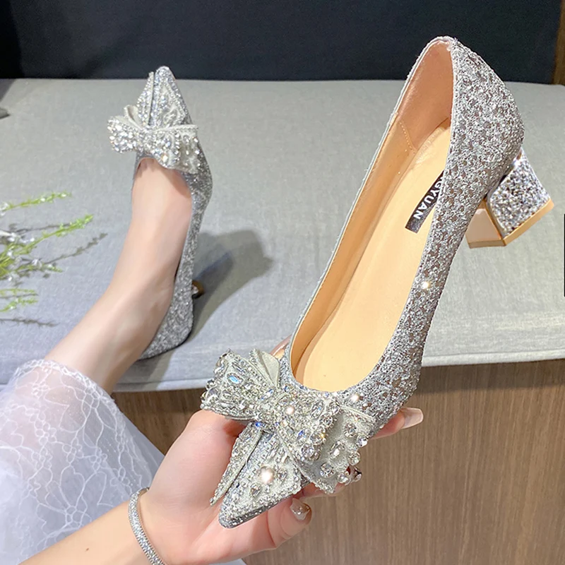 

Shiny Crystal Bowknot Pumps Women 2023 New Thick Heels Rhinestone Wedding Party Shoes Woman Gold Silver Sequin Pointed Toe Pumps