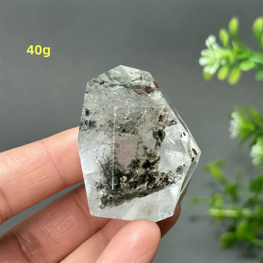 

Белый кристалльный многогранник из драгоценного камня