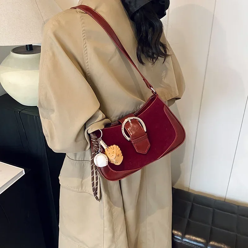 Темпераментная красная сумка подмышки с пендой винтажная женская осенне-зимняя