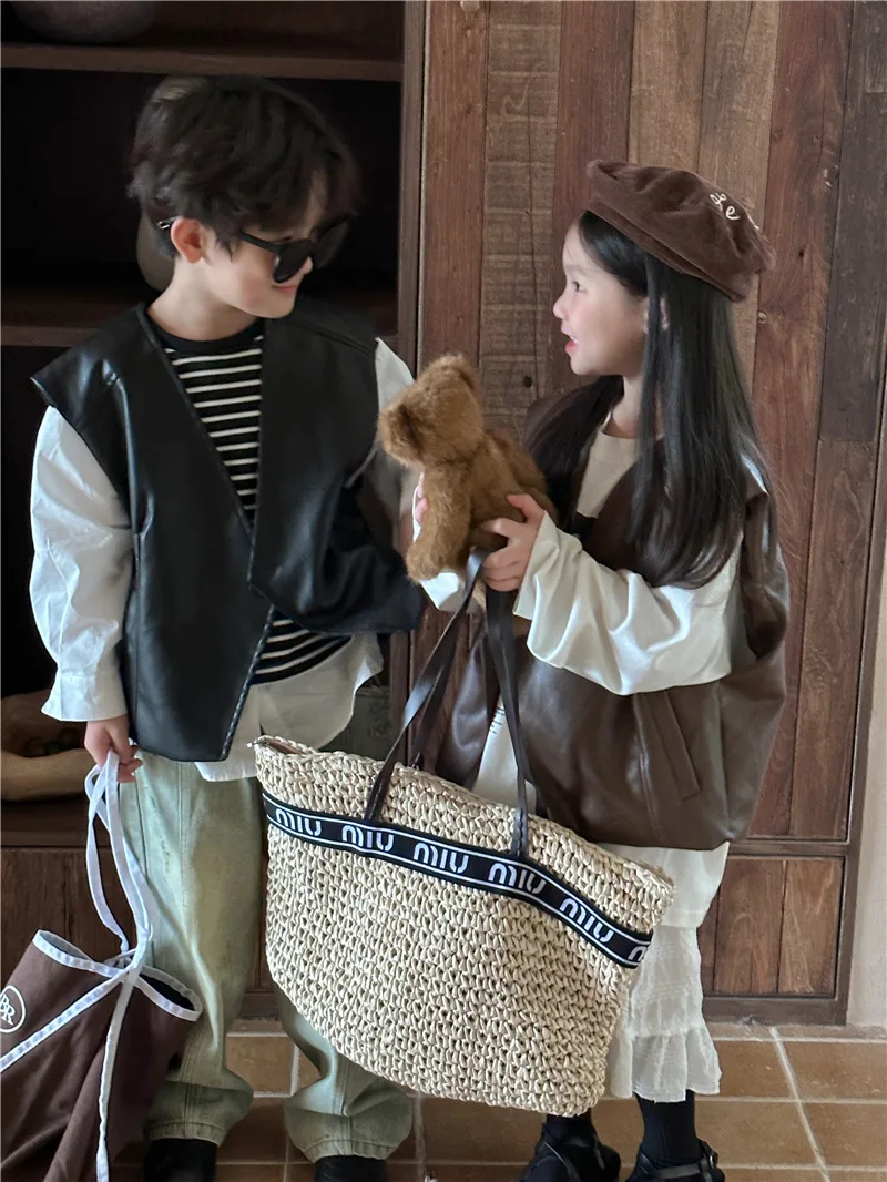 

Осенью 2023 года новые жилеты из искусственной кожи для мальчиков и девочек находятся в зарубежном стиле.