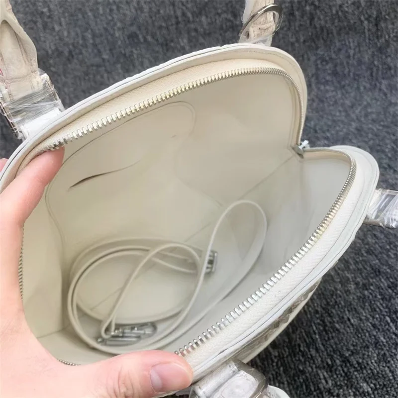 Рисунок 5 - Женская сумка-хобо из натуральной крокодиловой кожи