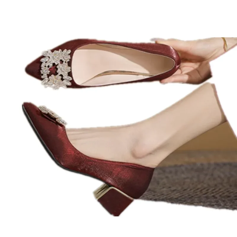 2024 элегантные женские красные шелковые свадебные туфли с жемчугом и бантом