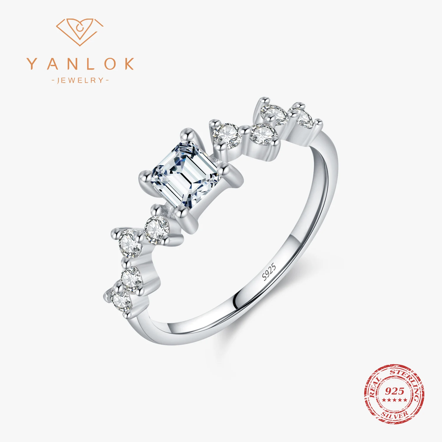 Женское кольцо из серебра 925 пробы с квадратным прозрачным фианитом