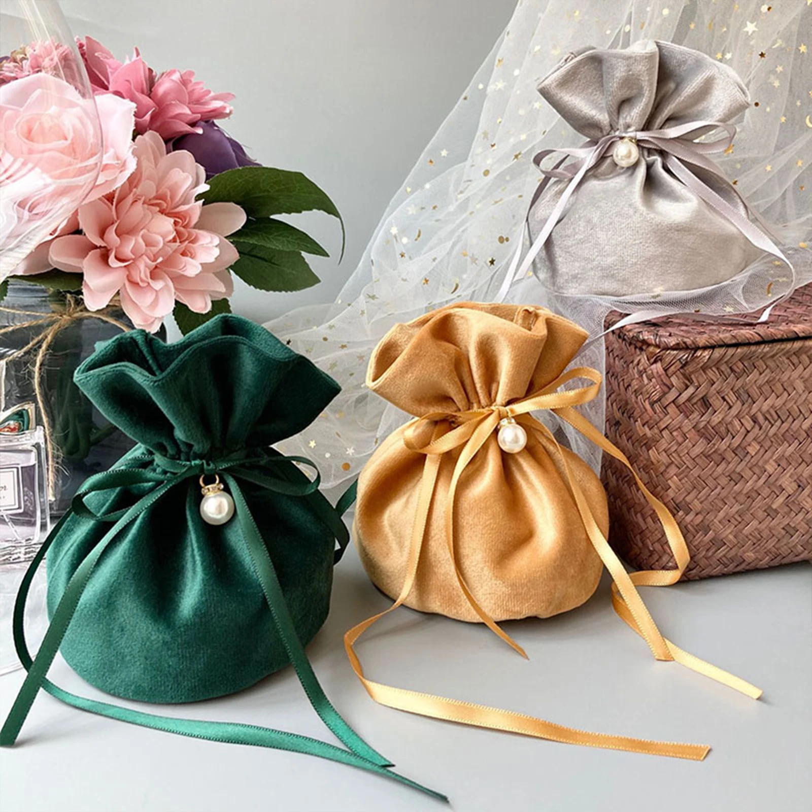 

Gift Wrapping Bag Bundle Pocket Drawstring Design Durable With Pearl Pendant Cloth For Wedding Party