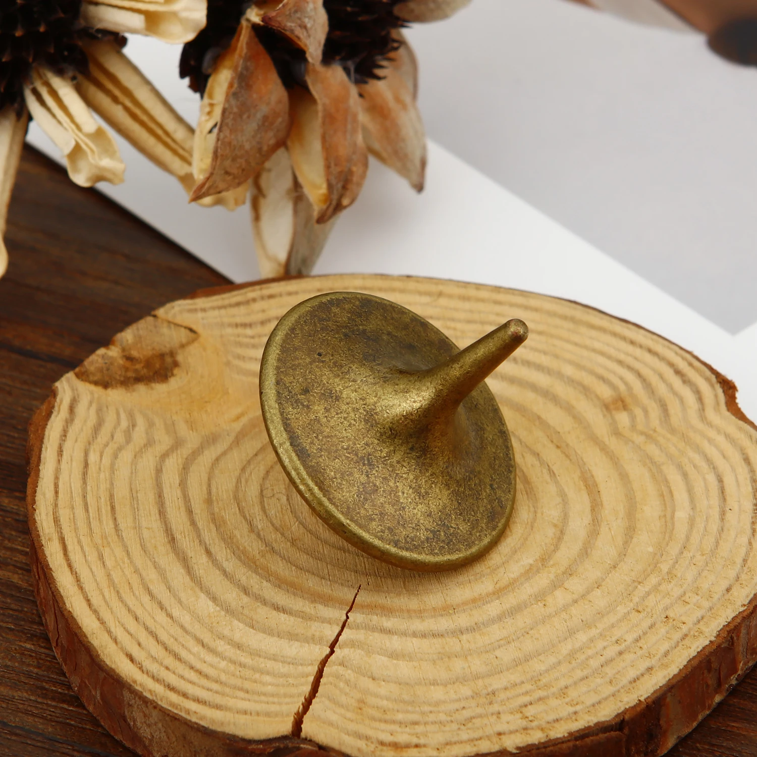 

Металлический гироскоп золотой