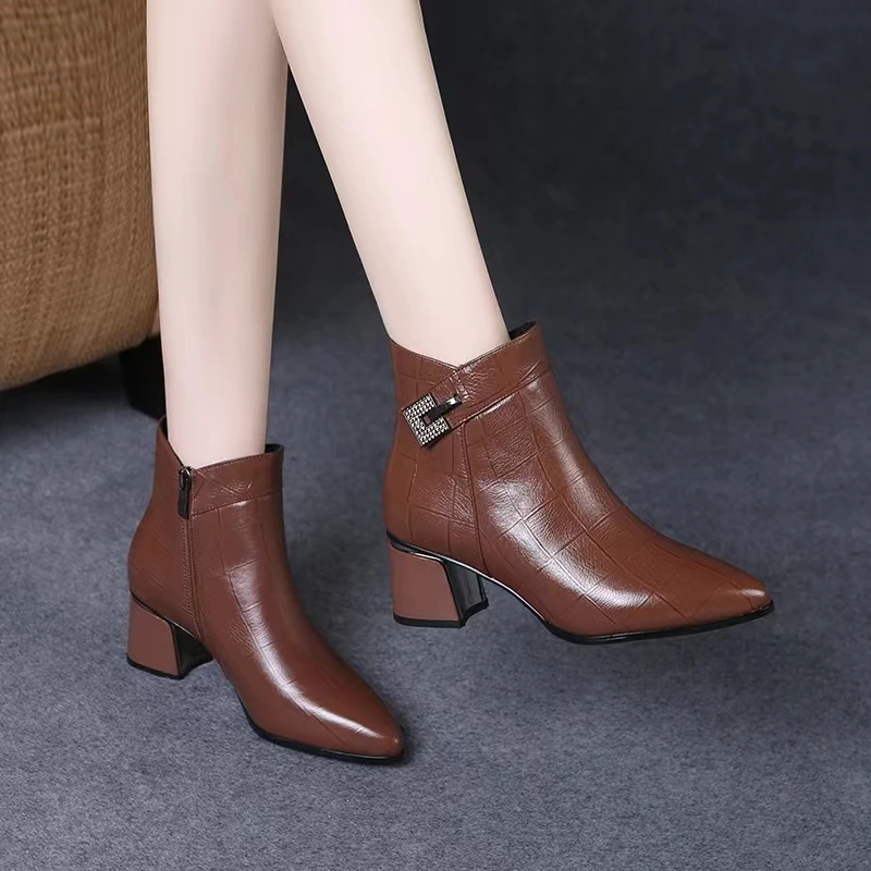 

Autumn and Winter New Pointed Short Boots 35-42 Leather Zipper Closed Fashion Boots Calf Boots Ankle Boots Casual Women's Shoes