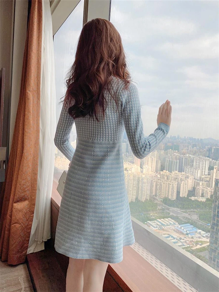 Женское трикотажное платье-трапеция с длинным рукавом и V-образным вырезом