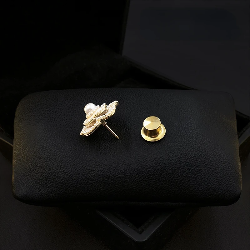Chic Five Petal Flower Small Brooch Exquisite High-End Pearl Element Accessories Fixed Clothes Collar Pin Women Suit Jewelry Pin