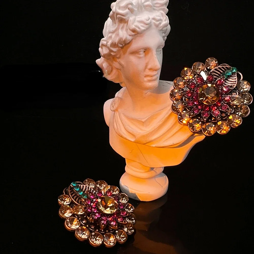 Роскошные красочные серьги-гвоздики со стразами и цветком лука для женщин