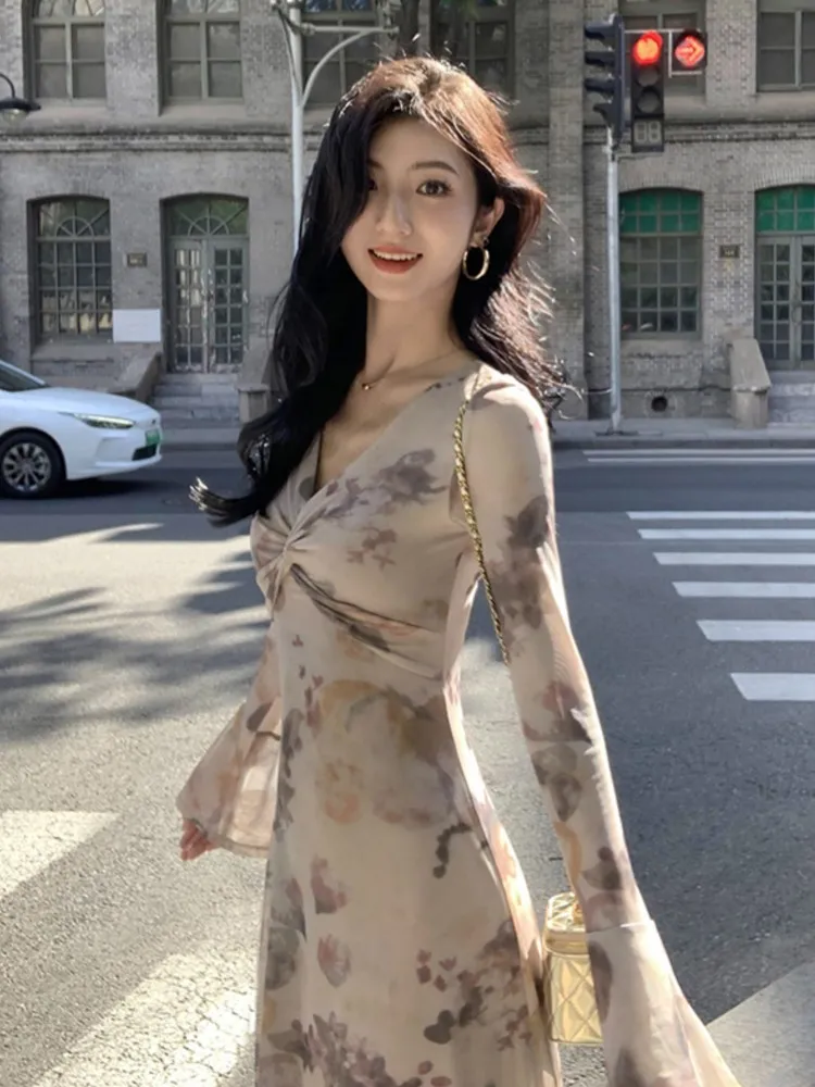 Осенние новые платья-миди с принтом для женщин расклешенным рукавом V-образным