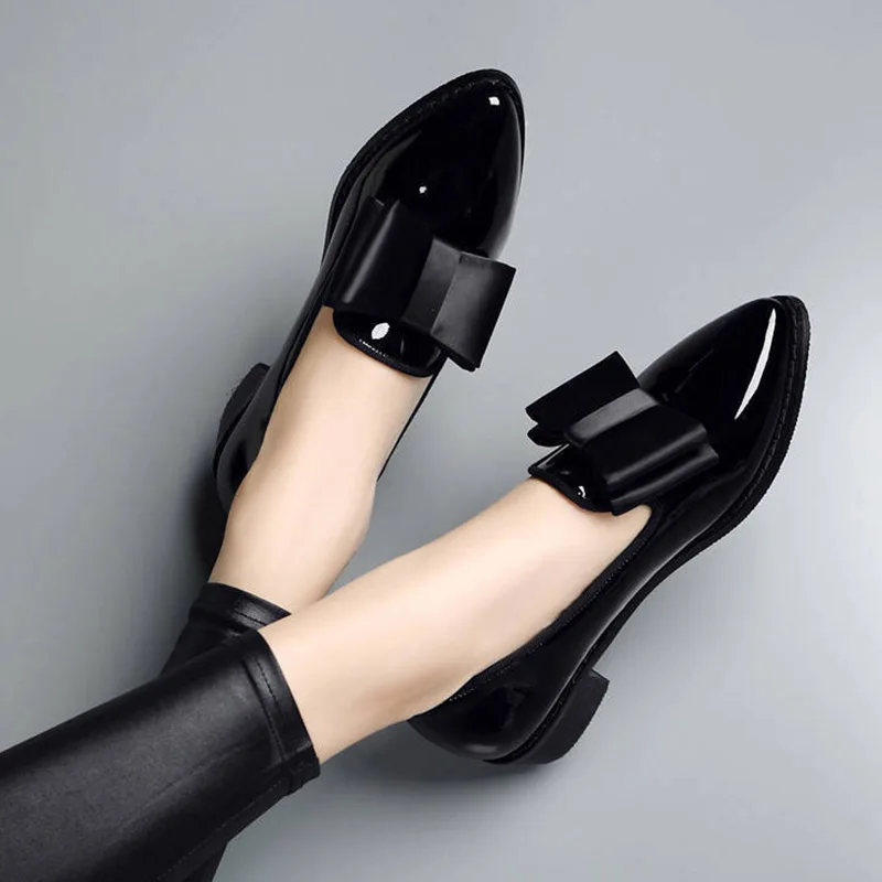 

Женские туфли-лоферы на низком каблуке, из лакированной кожи