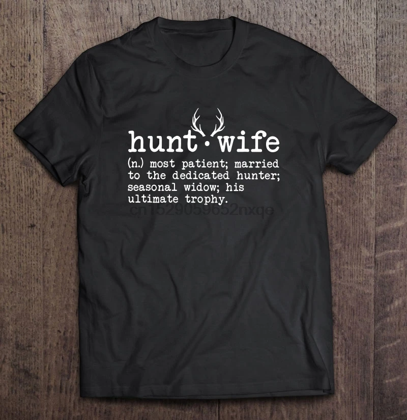 Охотничья жена самая пациентная женская футболка с идеальным трофером |