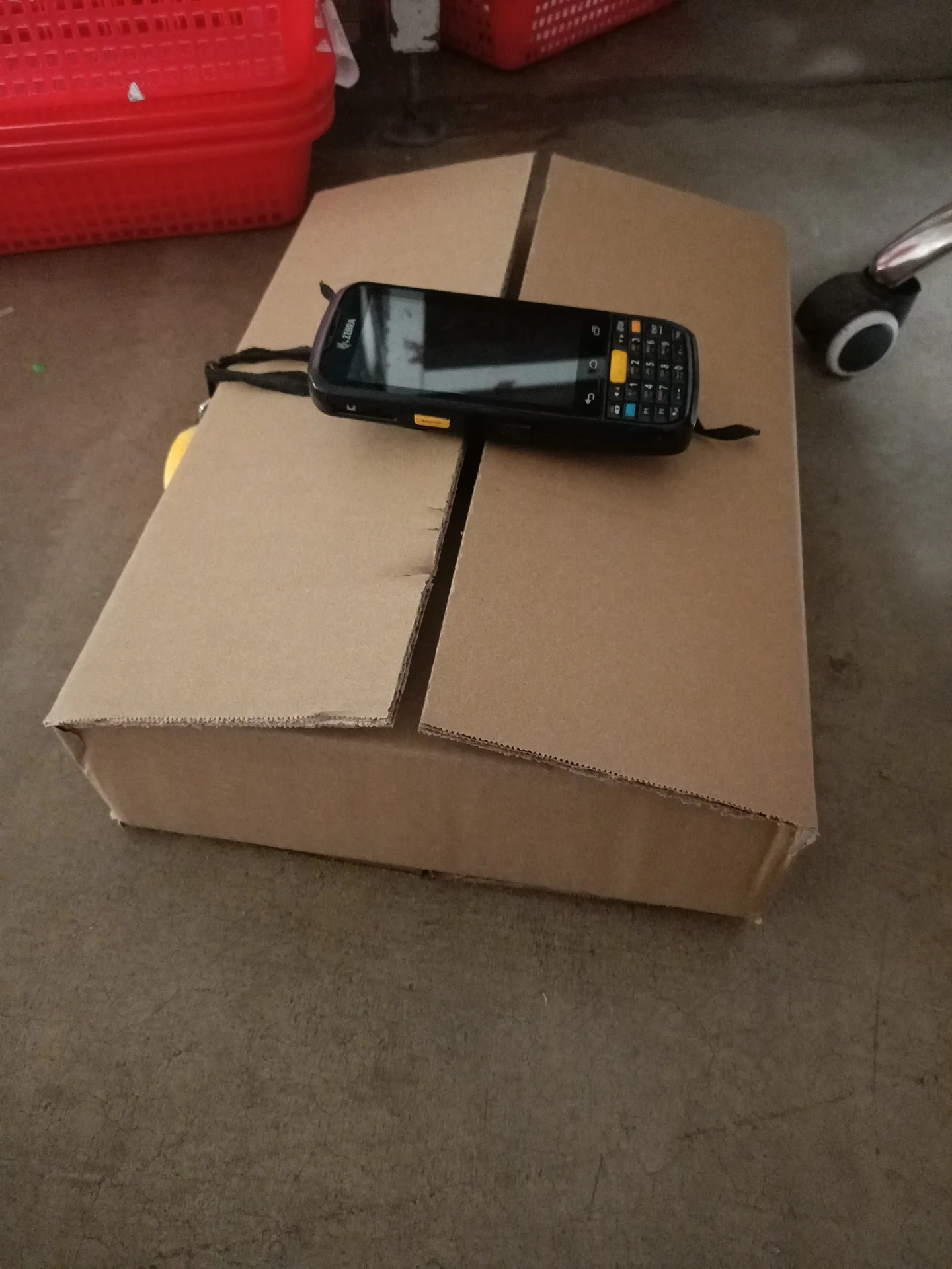 

Прямоугольная упаковочная коробка большой емкости, экспресс-картонная коробка, толстый картон, прочные и долговечные упаковочные аксессуа...